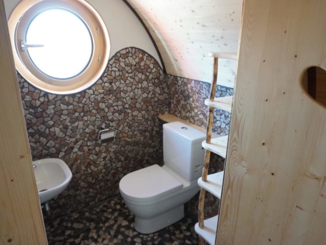 Herztür im WC, Stauraum und gefliestes WC Waldkindergarten