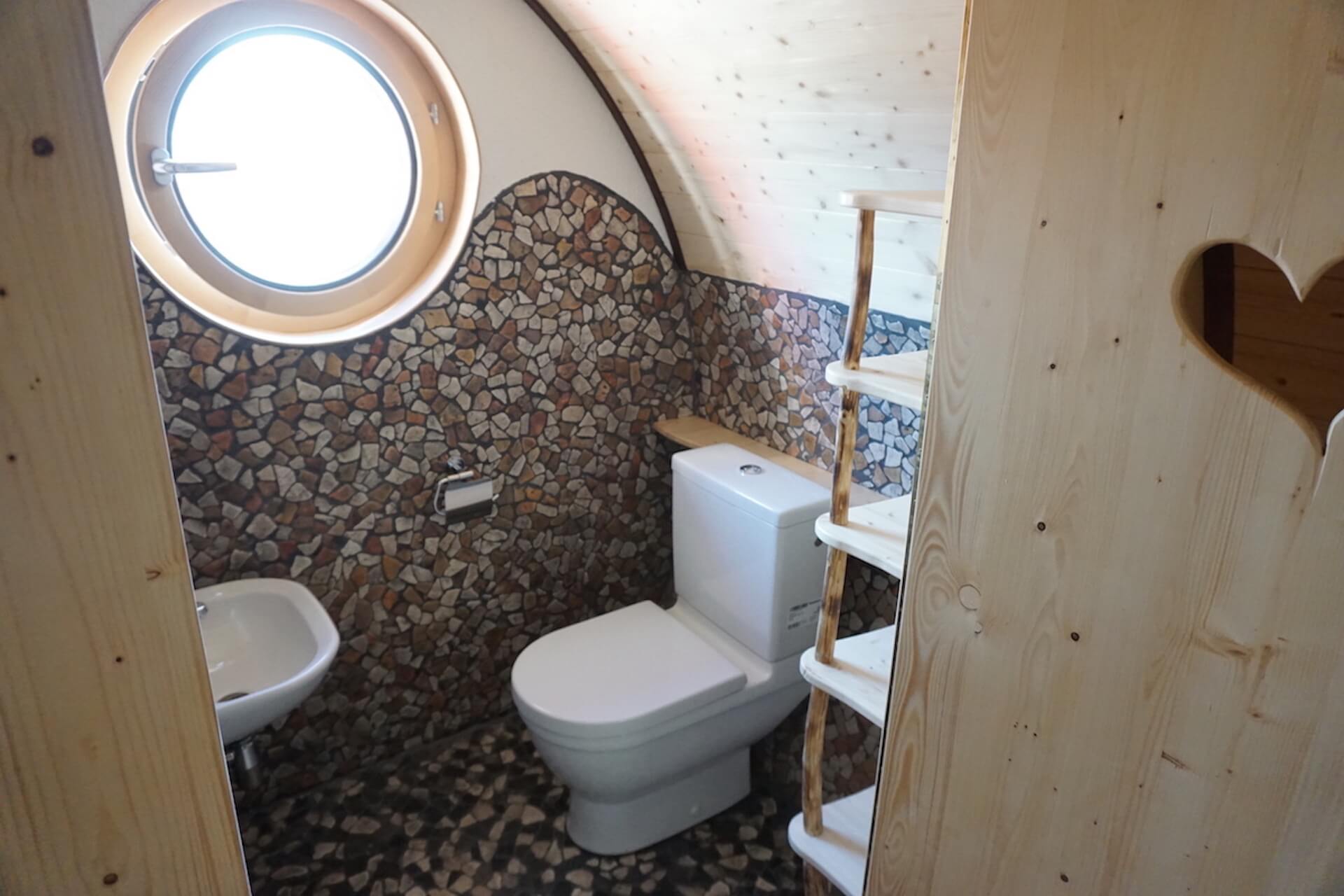 Herztür im WC, Stauraum und gefliestes WC Waldkindergarten