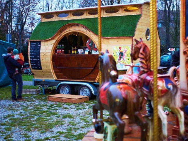 Weihnachtsmarkt Wagen, Kaffeewagen beim Verkauf, Adventsmarkt