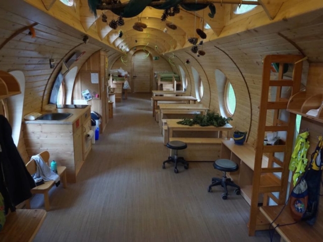Waldkindergarten in der Hobbit Höhle, Kindermöbel, Kinder forschen in der Natur