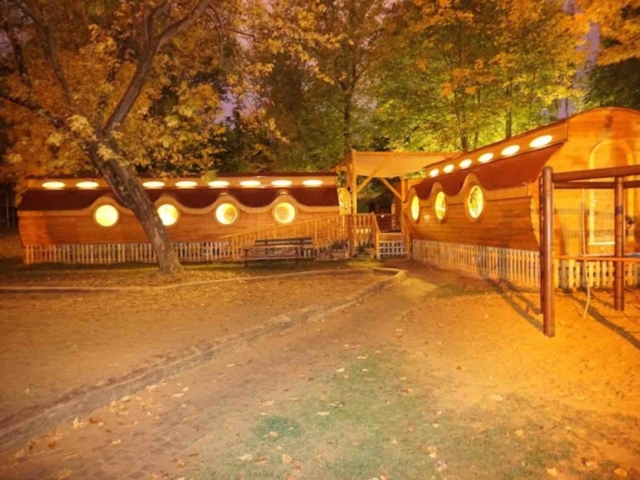 Märchenwagen schön beleuchtet, Tiny House Stimmung, Ferienanlage nachts