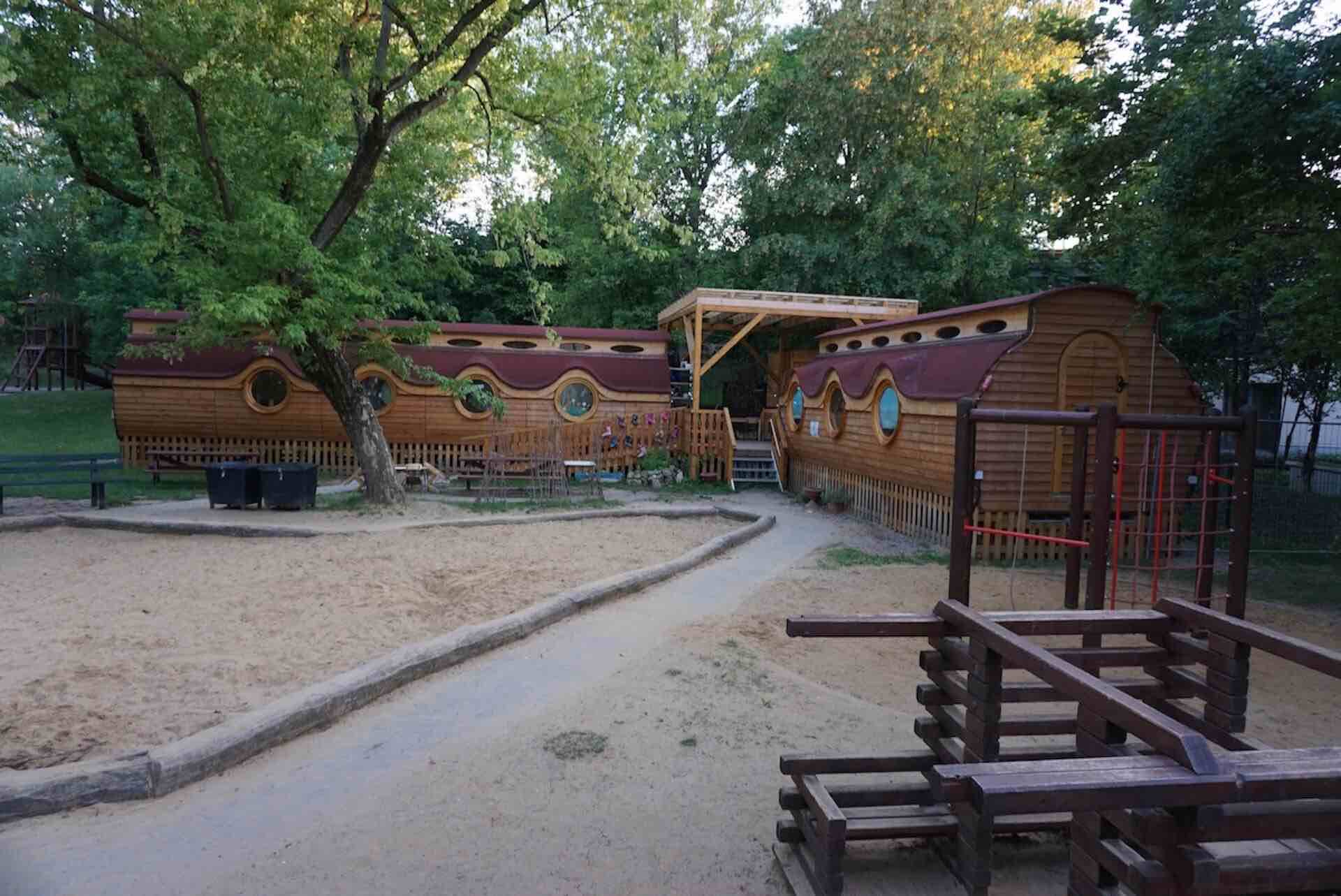 Feriendorf mit Spielplatz, Hobbitwagen und Hotelanlage für Kinder
