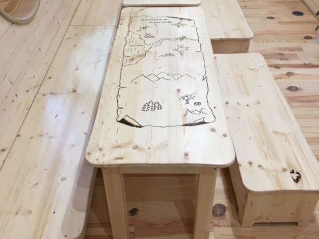 Waldkindergarten Möbel kreativ aus Holz