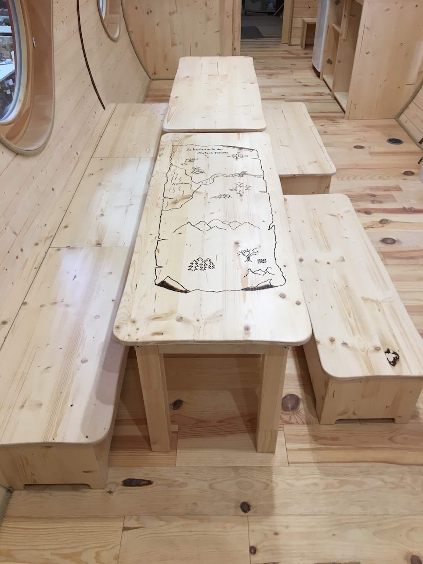Waldkindergarten Möbel kreativ aus Holz