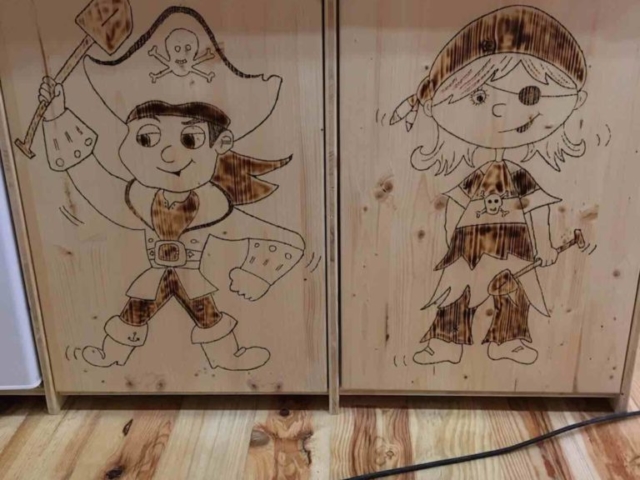 Bilder in Holz einbrennen, Kindermöbel