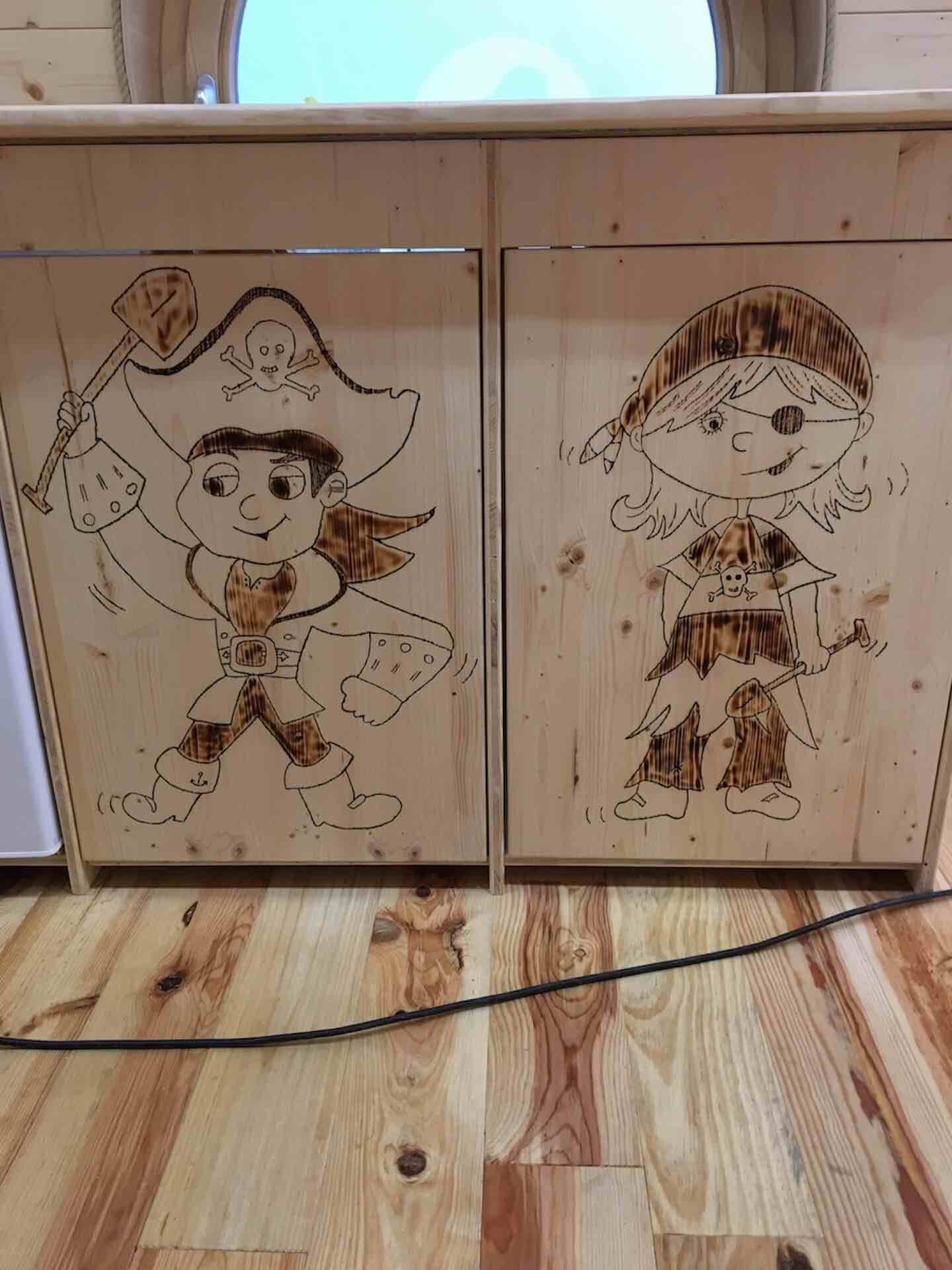 Bilder in Holz einbrennen, Kindermöbel