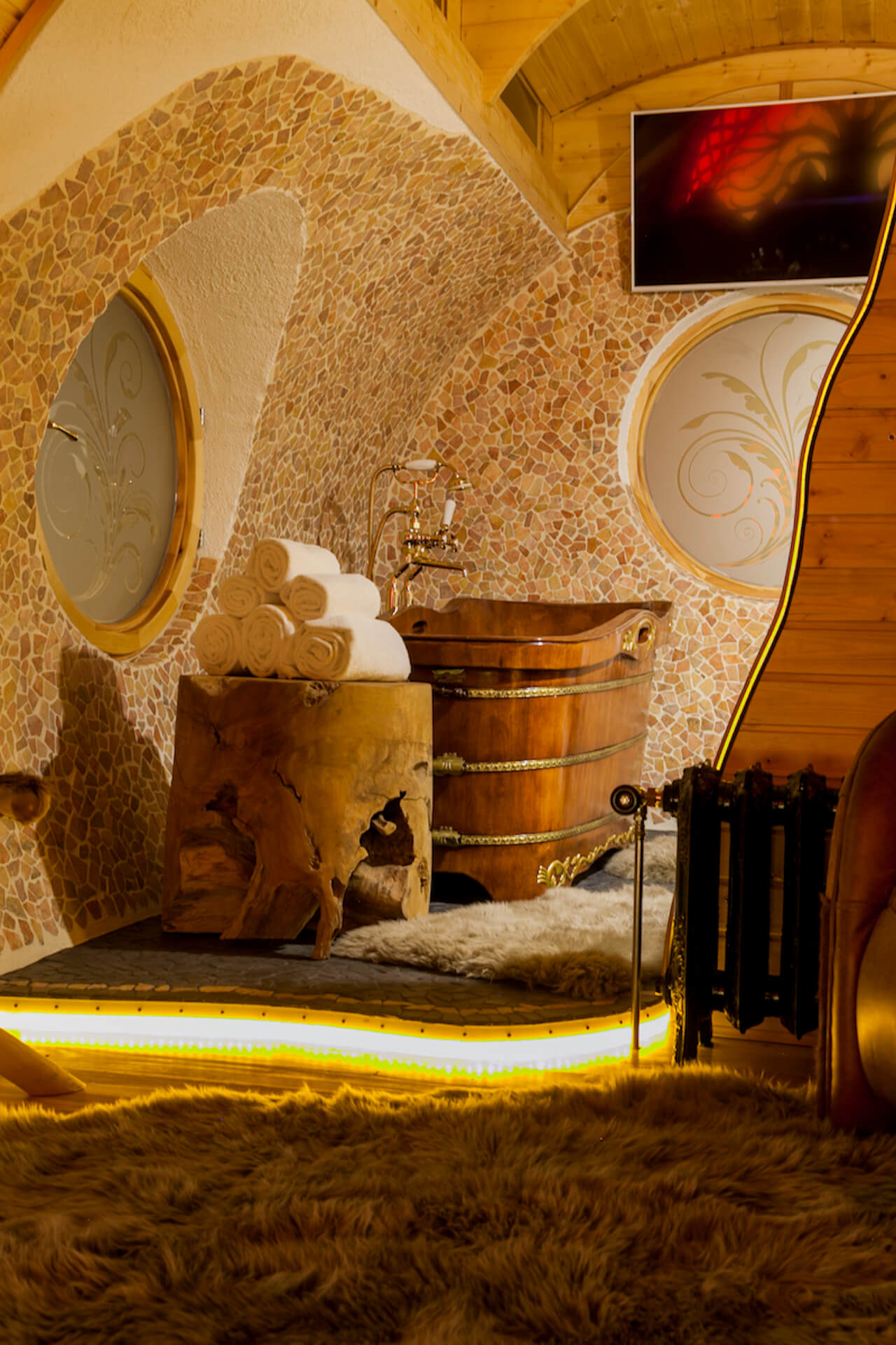 Luxus Bad mit Holzbadewanne im Tiny House und Ferienwohnung
